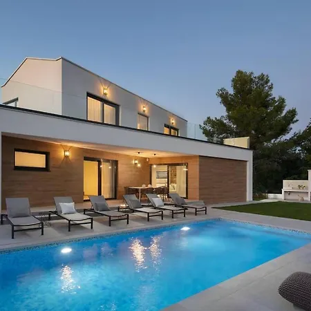 Moderne Mali Dvor Mit Pool 500m Am In Porec فيلة